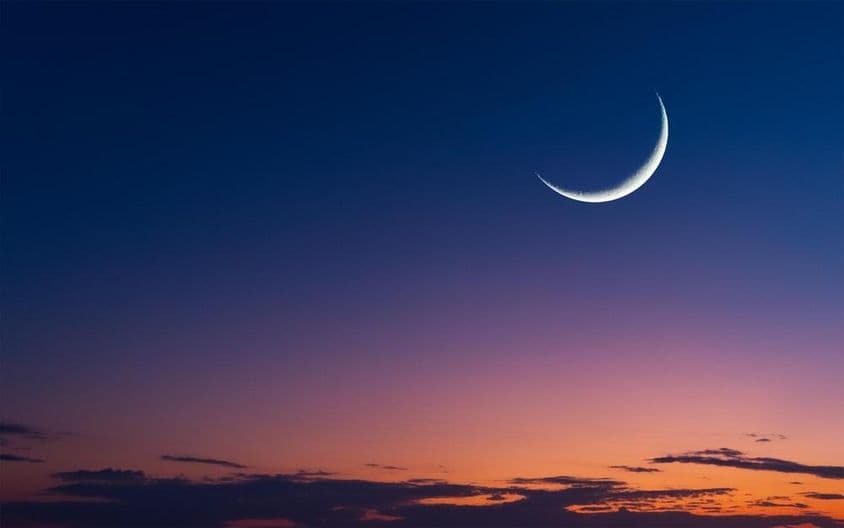 Ramadán islamský súmrak s východným mesiacom.