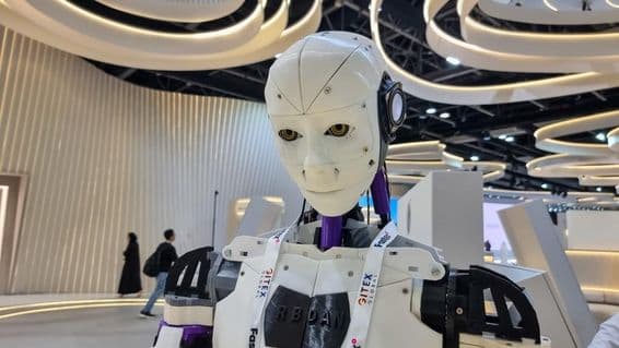 Robot poháňaný AI na podujatí GITEX Global 2023.