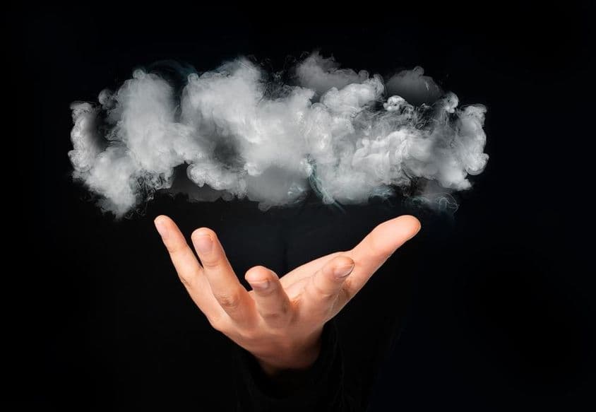 Oblak v ľudskej ruke.