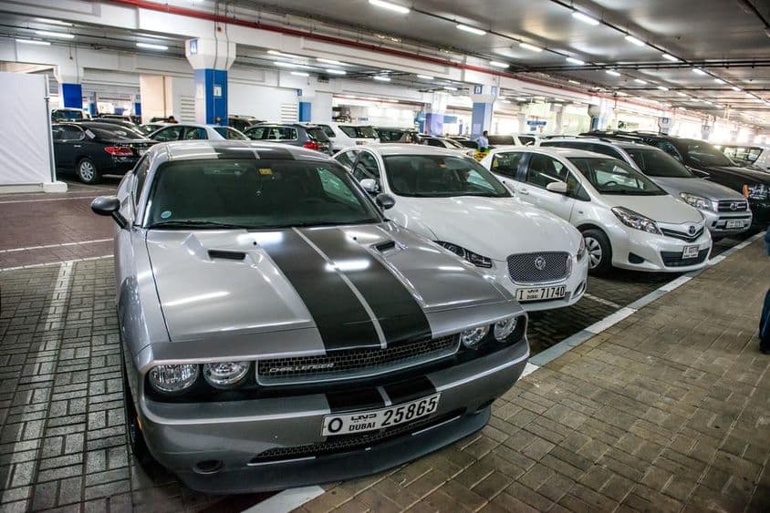 Podzemné parkovanie s autami v Dubaji, Mall of the Emirates.