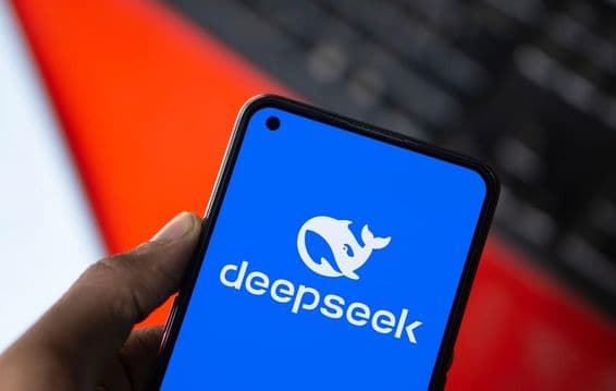 Logo DeepSeek AI zobrazené na smartfóne.