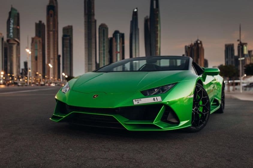 Lamborghini Huracan Spyder na parkovisku v prístave.
