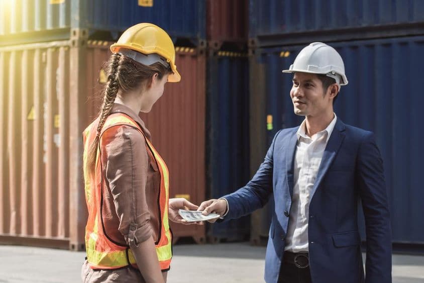 Zamestnávateľ vypláca pracovníkovi po dokončení práce.