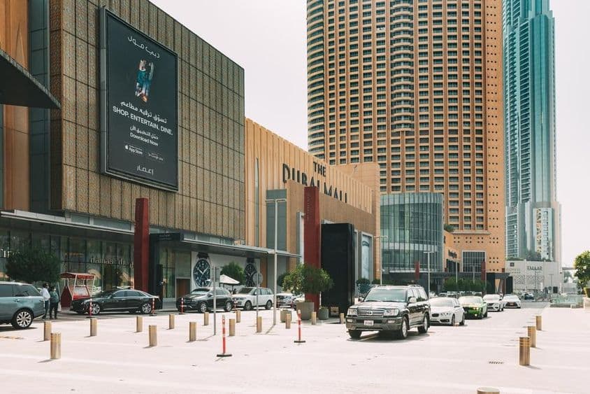 Zaparkované autá pri nákupnom centre v Dubaji.