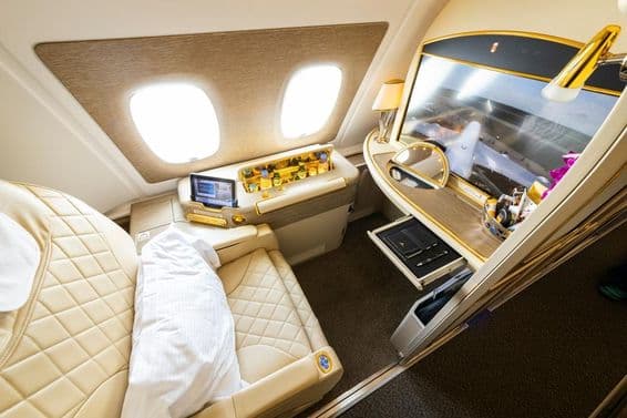 Emirates Airlines prvotriedne sedadlo pri okne na hornej palube Airbusu A380.