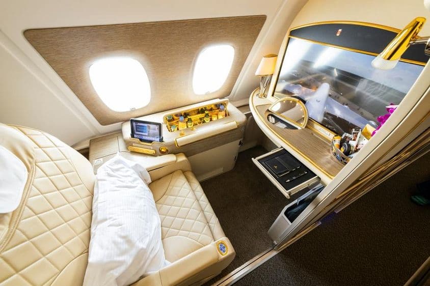Emirates Airlines prvotriedne sedadlo pri okne na hornej palube Airbusu A380.