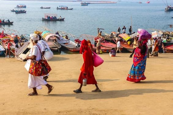 Veriaci navštevujúci festival Kumbh Mela v Prayagraj.