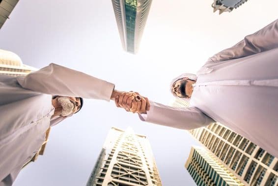 Podnikatelia sa stretávajú vonku v Dubaji, Spojené arabské emiráty.