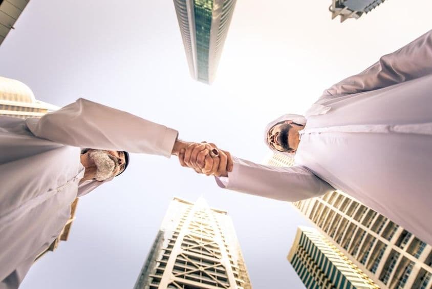 Podnikatelia sa stretávajú vonku v Dubaji, Spojené arabské emiráty.