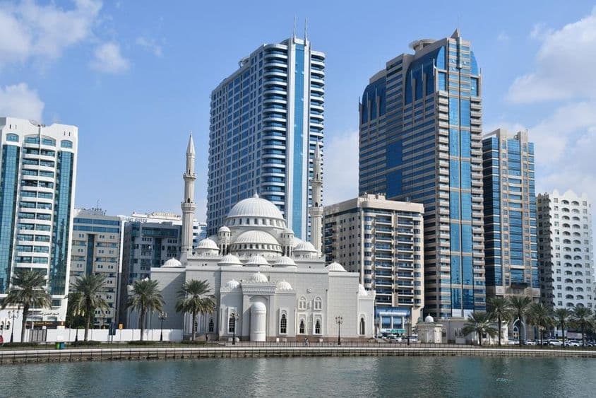 Pohľad na mešitu Al Noor z ostrova Al Noor v Śarjahu, Spojené arabské emiráty.