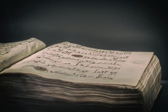Starodávny otvorený rukopisný knižný text, 12.-13. storočie.