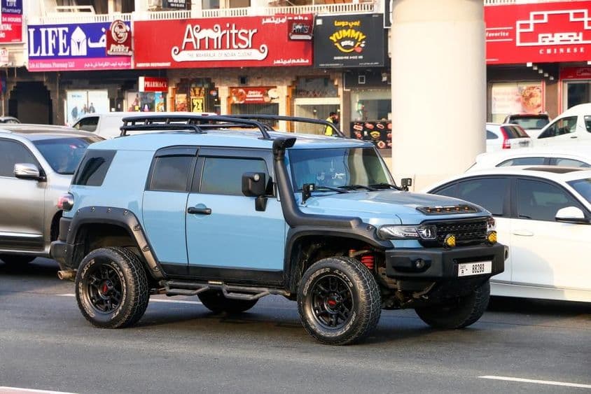 Terénne auto Toyota FJ Cruiser na mestskom ulici.