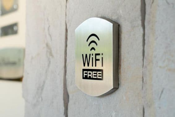 Kovová značka WIFI na stene hotelu.