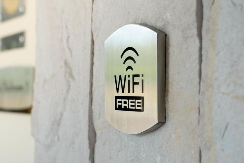 Kovová značka WIFI na stene hotelu.
