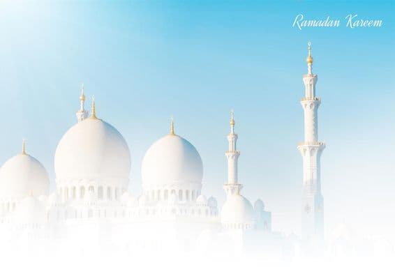 Požehnaný Ramadán s krásnou mešitou v pozadí.