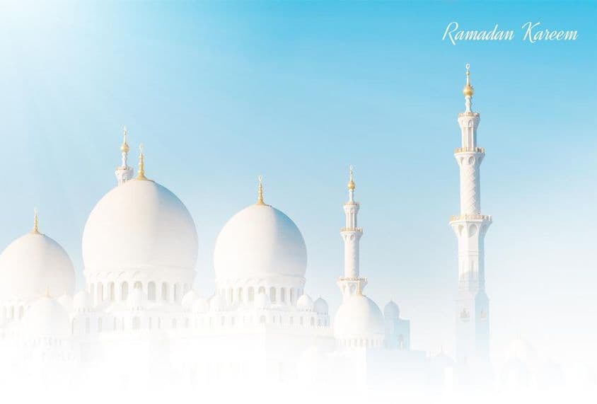 Požehnaný Ramadán s krásnou mešitou v pozadí.