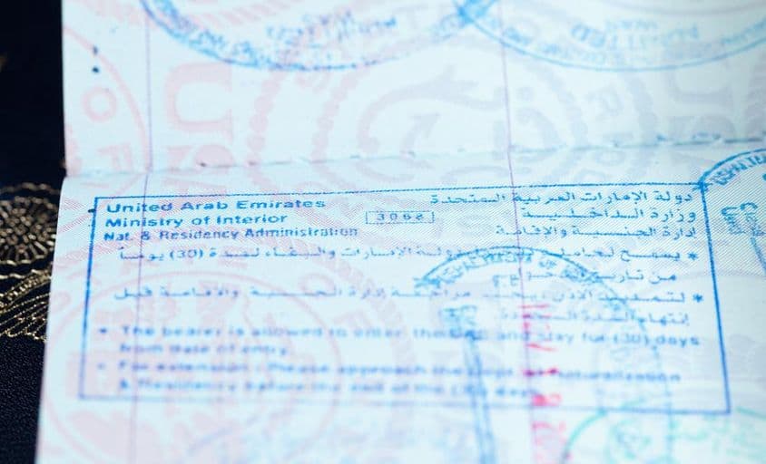 Vízum a imigračná pečiatka v US pase v Dubaji.