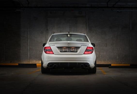 Mercedes Benz C63 2009 na parkovisku.