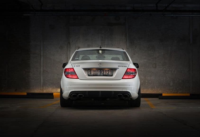 Mercedes Benz C63 2009 na parkovisku.