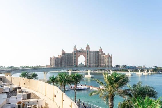 Pohľad na umelý ostrov Palm Jumeirah a hotel Atlantis v Dubaji.