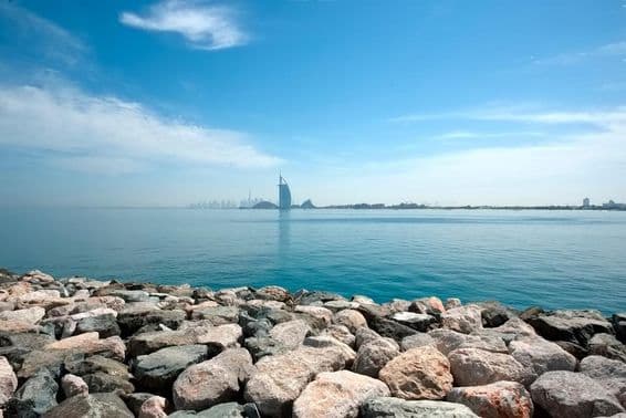 Pohľad na Dubaj z Palm Jumeirah s výhľadom na Burj Al Arab.