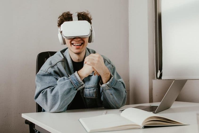 Mladý muž si užíva zážitok z virtuálnej reality.