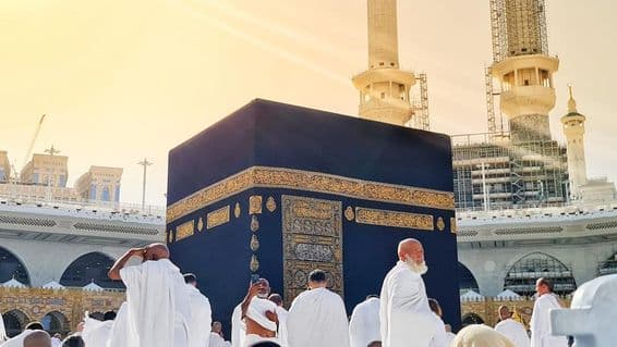 Umrah pútnici vykonávajúci tawaf okolo Kaaby.