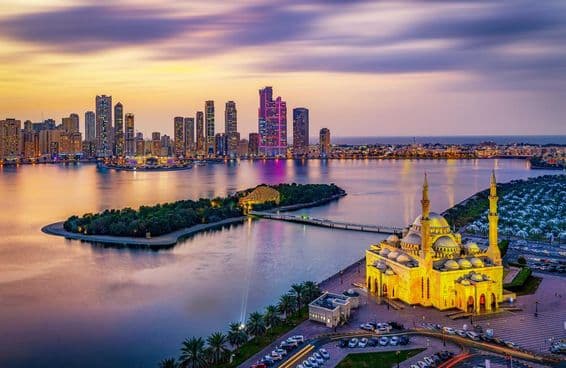 Panoráma mesta Sharjah pri západe slnka.
