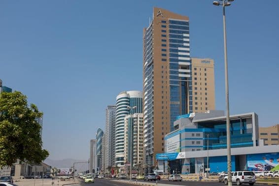 Cesta Hamad Bin Abdulla v centre mesta Fujairah.