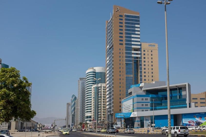 Cesta Hamad Bin Abdulla v centre mesta Fujairah.