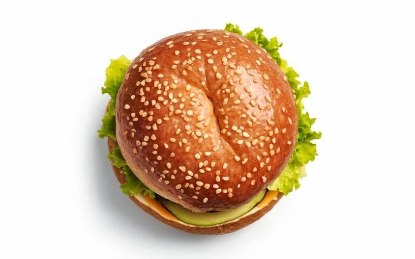 Klasický cheeseburger, umelecky prezentovaný.