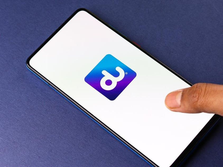 Logo siete du na obrazovke telefónu.