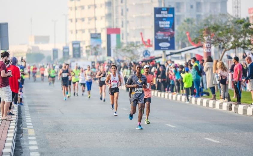 Bežci maratónu a víťazi počas uličného polmaratónu.