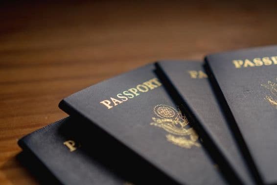 Pasporty naskladané na drevenom stole.