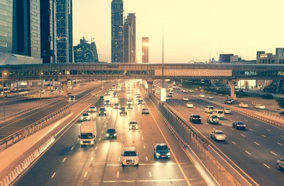 Mrakodrapy, cesty a most na Sheikh Zayed Road v Dubaji v noci.