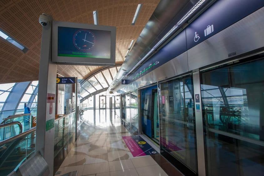 Vstup do metra Creek Tower stanice v meste Dubaj.