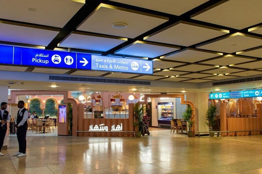 Elektronické obrazovky s pokynmi pre taxíky a metro na exportnom letisku v Dubaji.