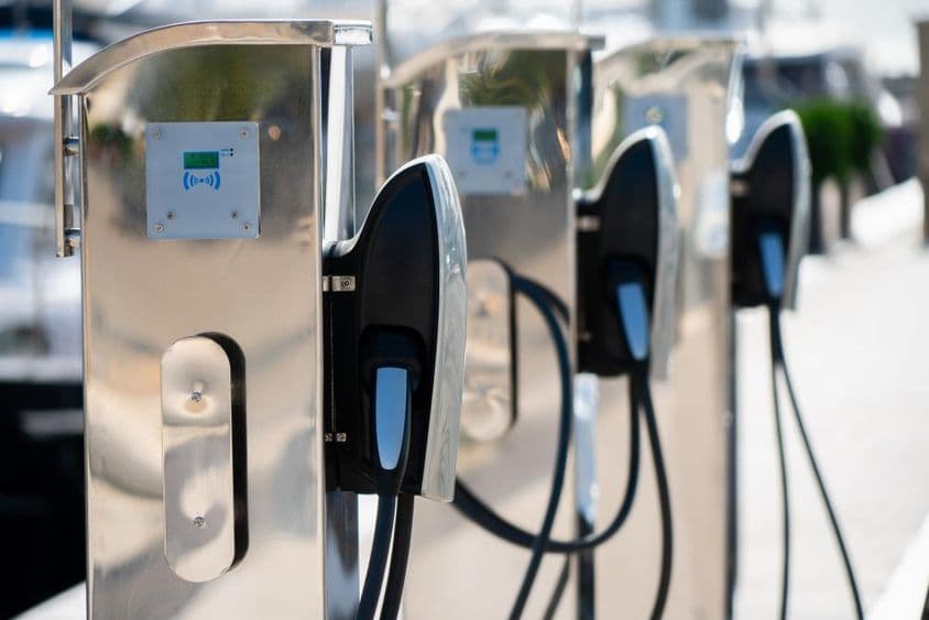 Nabíjacia stanica pre elektrické autá na luxusnej marine pri mori.