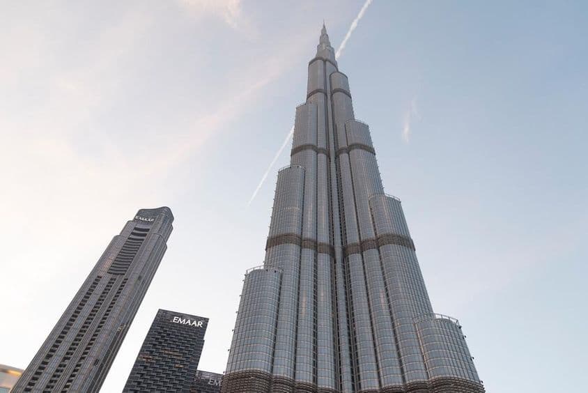 Detailný pohľad na mrakodrap Burj Khalifa.