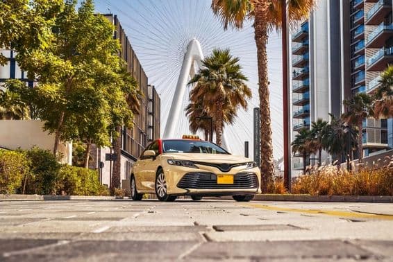 Taxi, na ulici v Dubaji.