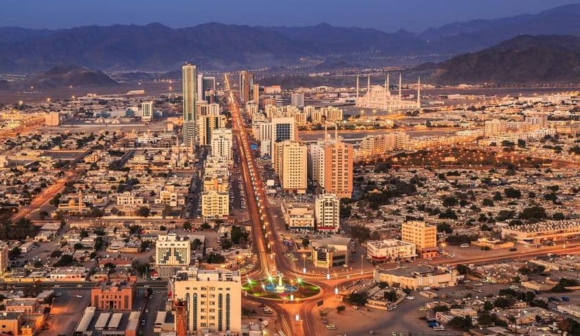 Večerné svetlá vo Fujairah meste.