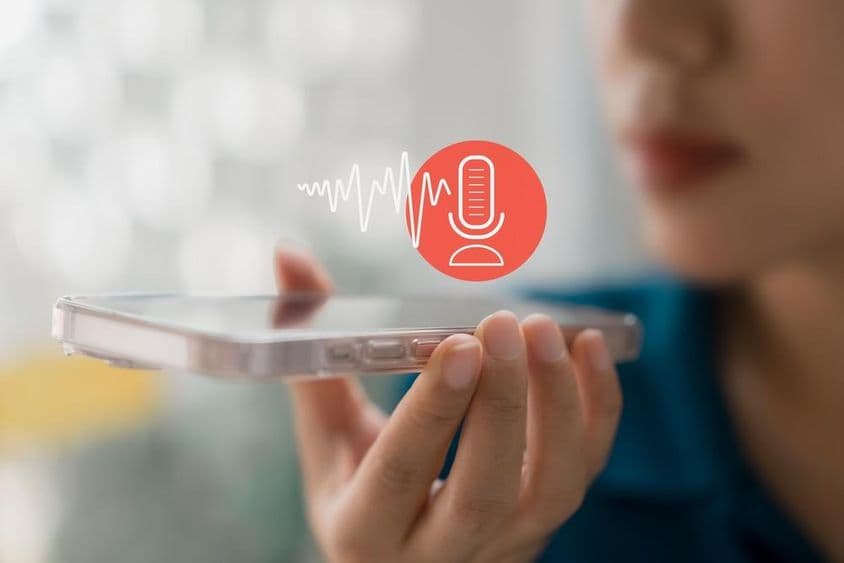 Používanie AI-kompatibilného internetového vyhľadávania na smartfóne pre jednoduchý prístup k informáciám.