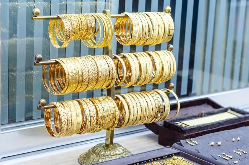 Zlaté náramky na predaj v zlatníctve.