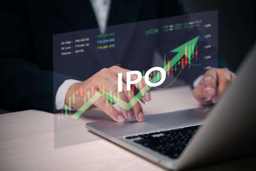 Finančný expert pracuje na notebooku počas vydania IPO.