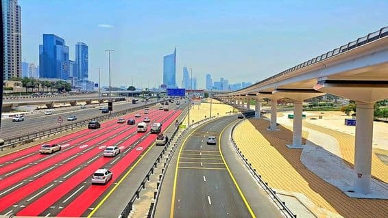 V Dubaji je cesta natretá na červeno s bielymi čiarami a značkami obmedzenia rýchlosti na 100 km/h.