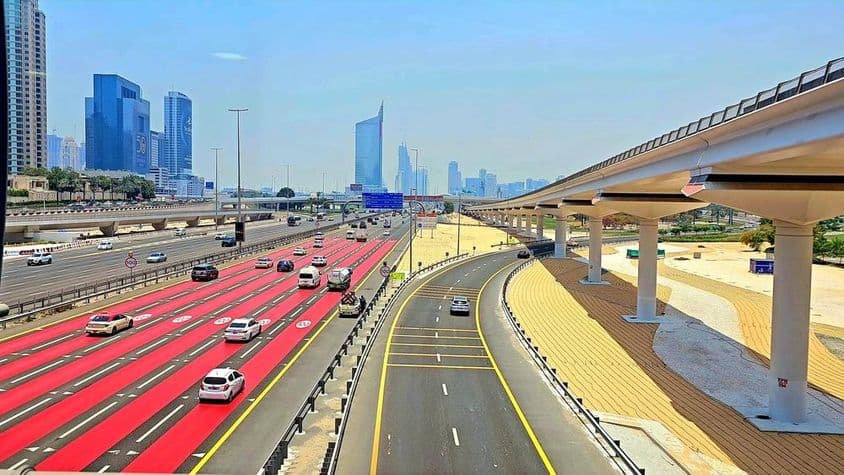 V Dubaji je cesta natretá na červeno s bielymi čiarami a značkami obmedzenia rýchlosti na 100 km/h.