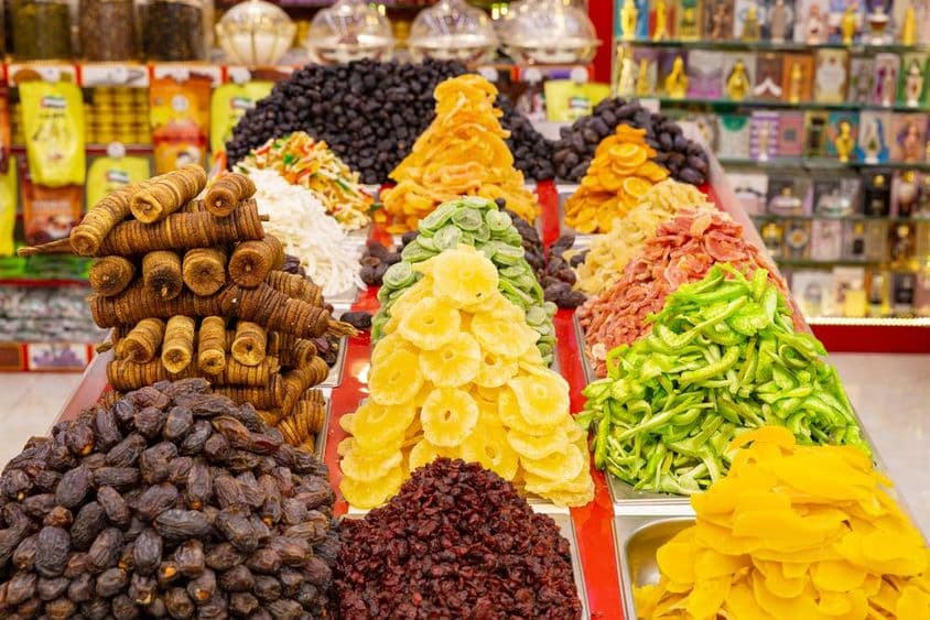 Sušené tropické ovocie vystavené v suvenírovom obchode v Dubaji.