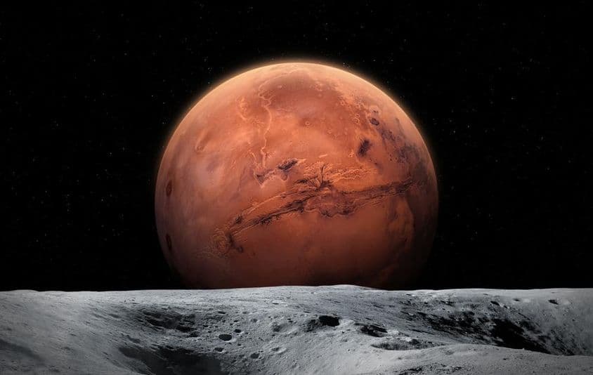 Pohľad na planétu Mars z povrchu Mesiaca.