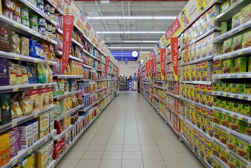 Chodba supermarketu Carrefour v Dubaji.