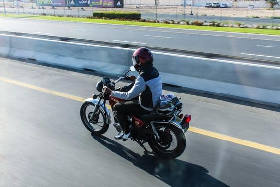 Motorkár na motorke Yamaha na ceste Sheikh Zayed v Dubaji.